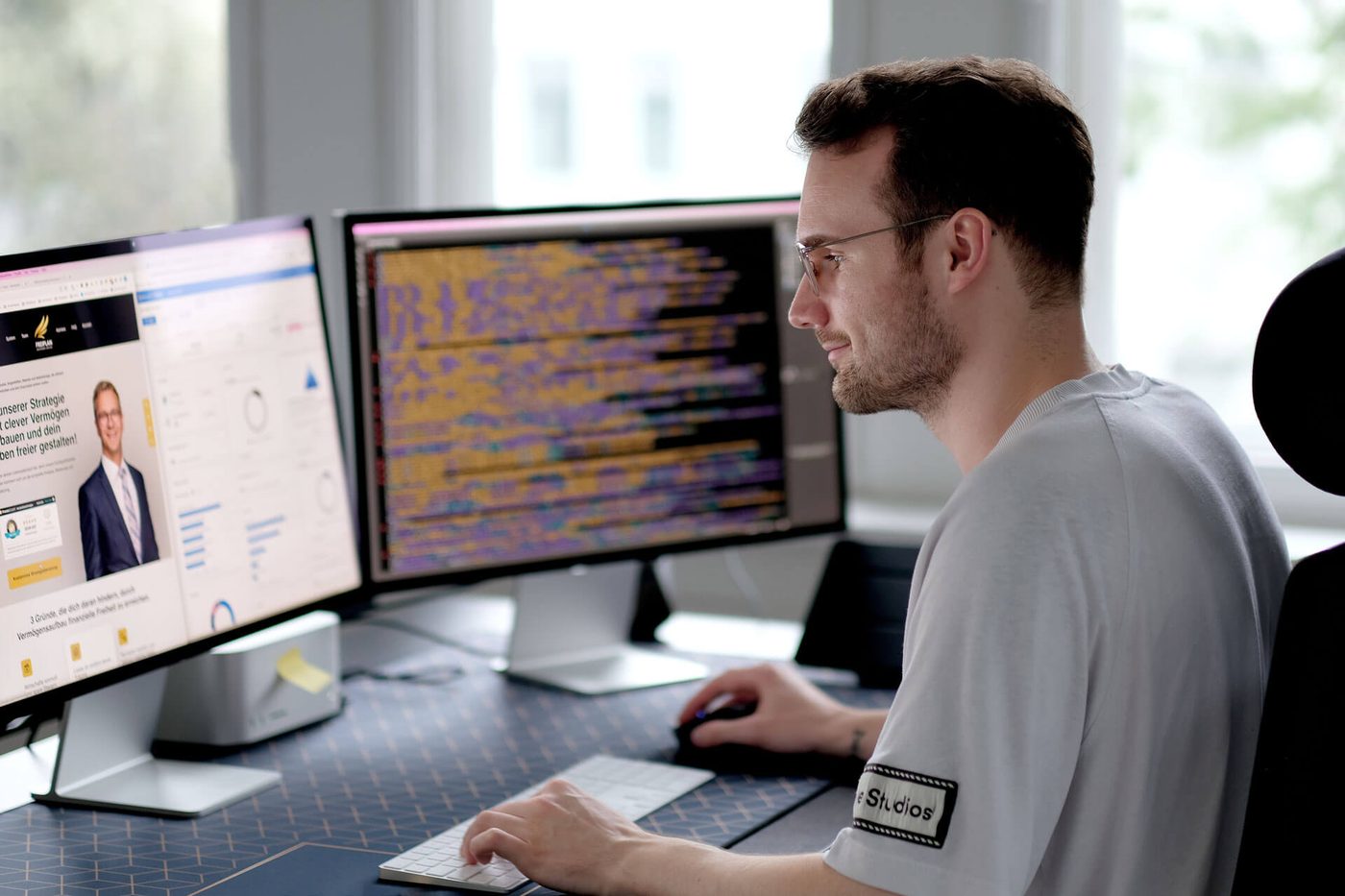 Arbeitsplatz mit Website- und Kampagnen-Dashboards