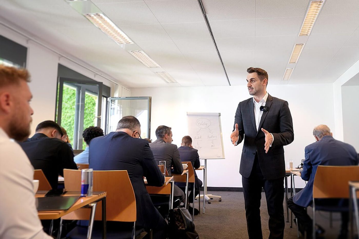Vertranium-Workshop: Live-Erklärung am Flipchart vor Teilnehmern